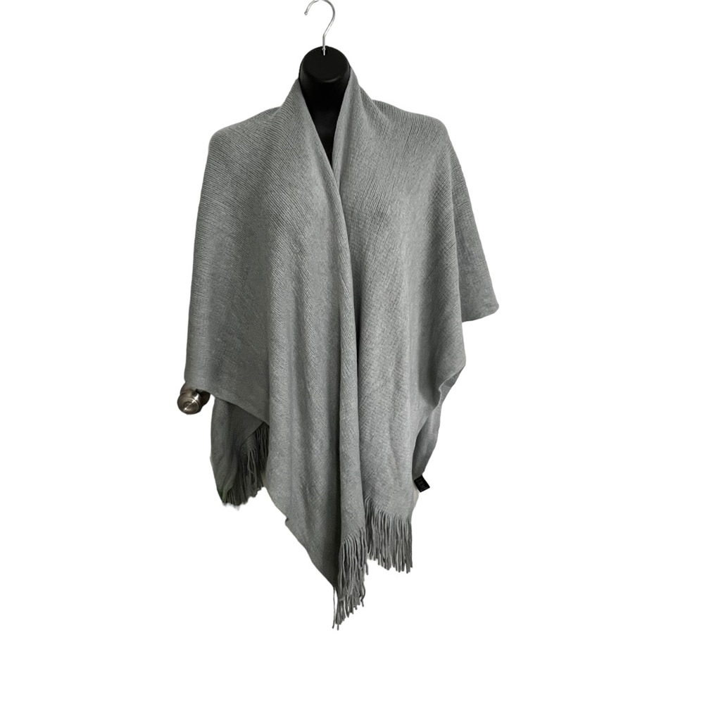 NWT - AVENUE 9 boutique brand GREY PONCHO WITH FRINGE.